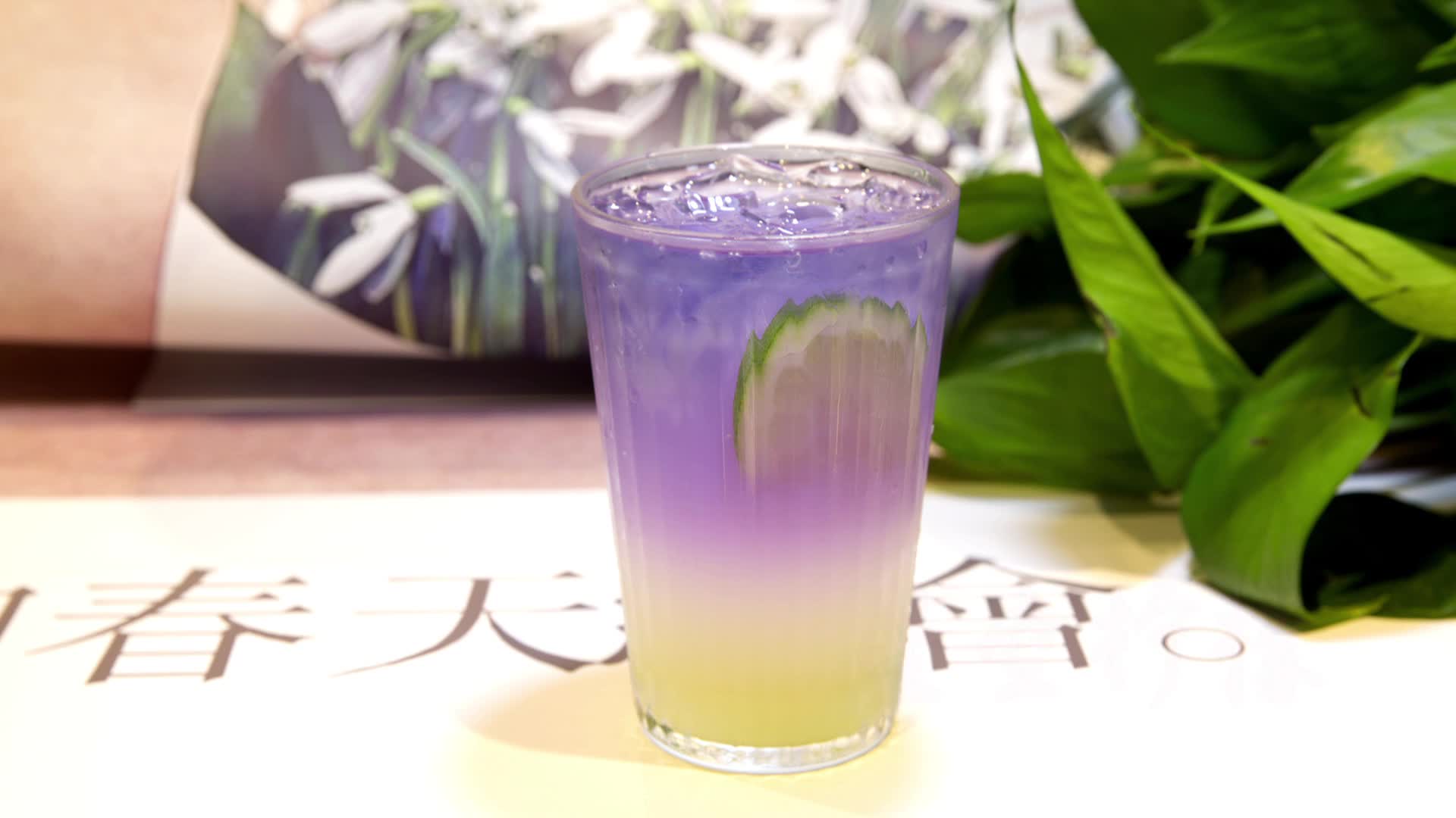 用蝶豆花做的星空柠檬饮品简直是撩妹神器