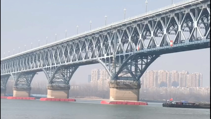 南京长江大桥美丽风光～ad钙奶城际列车通过