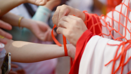 千里姻缘一线牵,月老为您红线牵,祝您相伴一生,恩爱永恒.