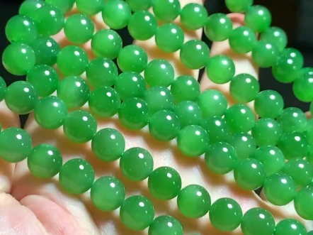 和田玉碧玉阳绿佛珠项链,冰底起荧光,玉质细腻,油性十足,品相好,尺寸