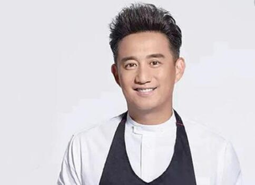 黄磊过年瘦了,网友说他又帅了,家人满脸幸福!