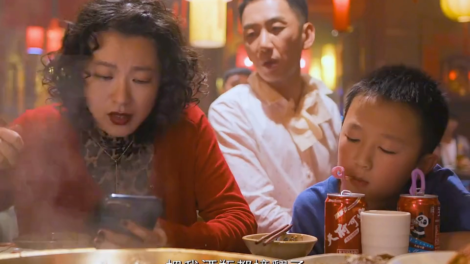 熊孩子在火锅店故意捣乱,家长置之不理,结果酿成悲剧.