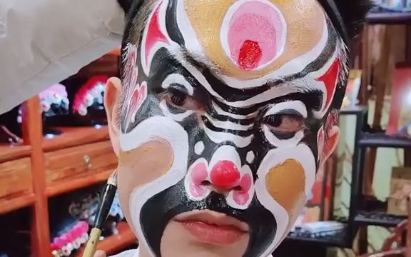 【京剧演员】画一个牛金牛脸谱,想自己做金牛,还是想牵金牛?