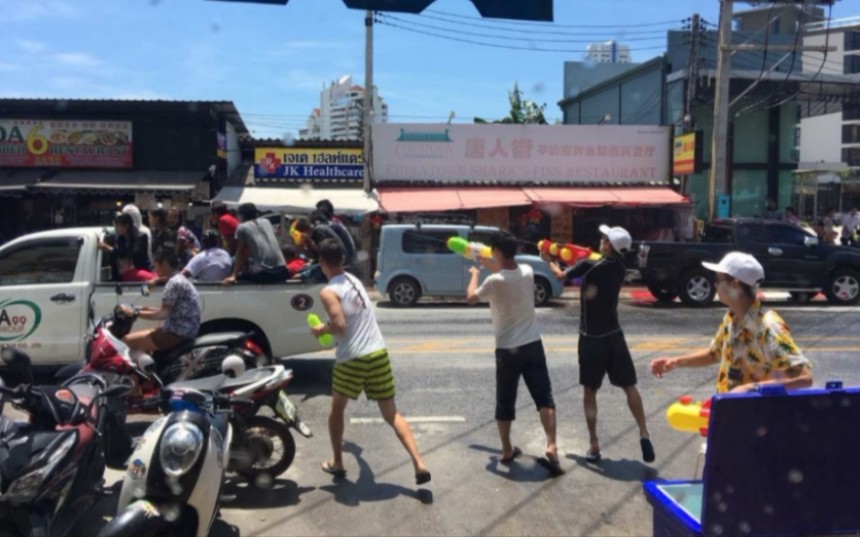 泰国枪支现状：买枪比买菜简单，网上一大把还包邮？
