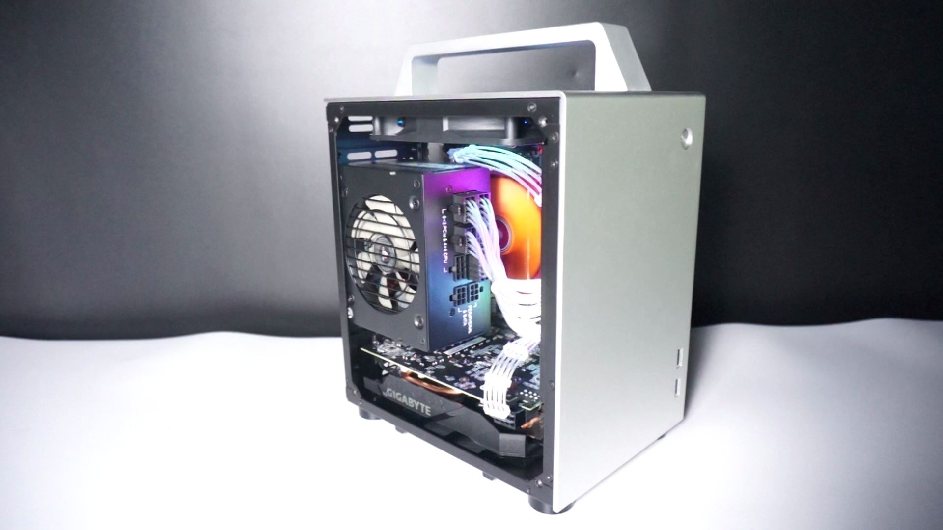 电脑装机超详细无声装配乔思伯t8一台可以随身携带的电脑最小的itx