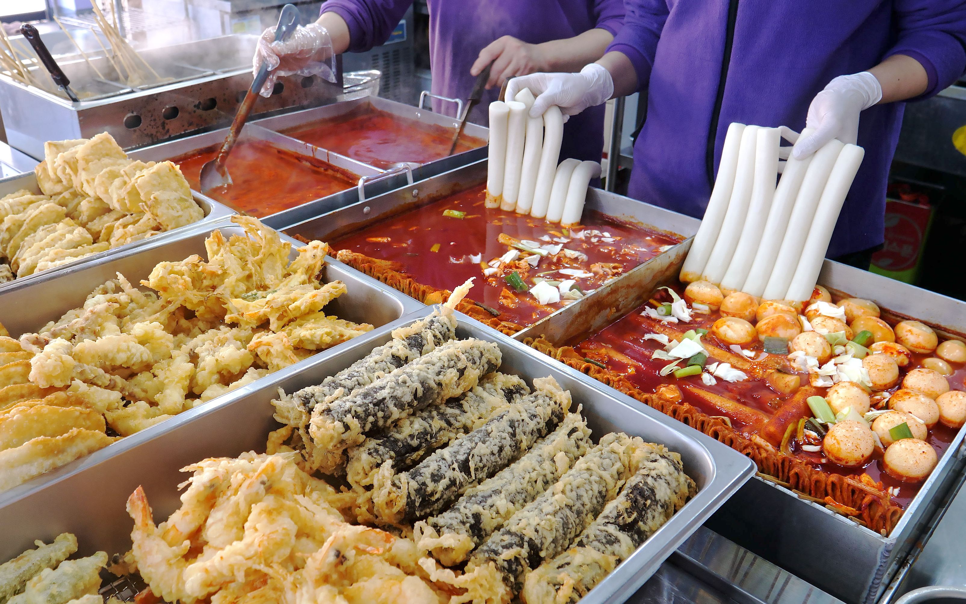 韩国通仁市场的小吃摊～炸鸡快 炸年糕串还有超级可爱的炸小熊饼！ - 哔哩哔哩