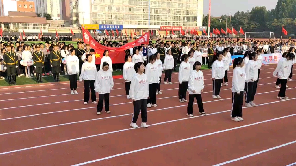 [图]运动会开幕式 班级风采展示 舞蹈《开心往前飞》运动会入场表演 开心超人主题曲