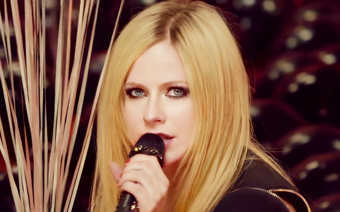 [图]【中英字幕】Love It When You Hate Me - Avril Lavigne GMA首演现场！