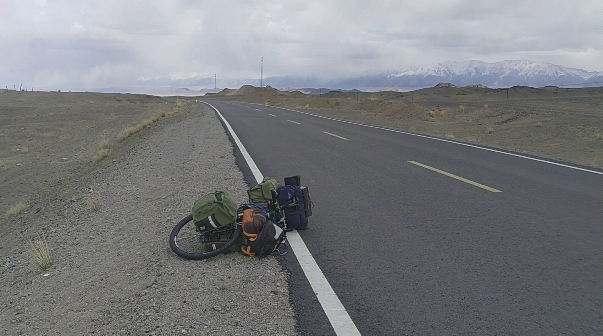 单人单车穷游新疆,无人区遇上暴风雪,跑的赢吗?