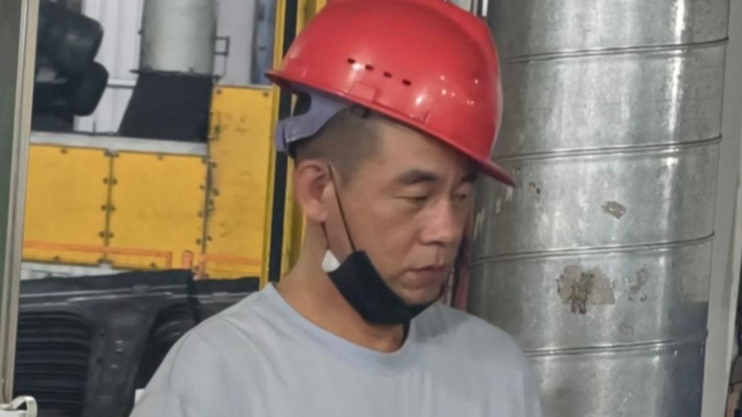 近日，福建福州一家工厂的激光切割操作工陈师傅，因侧脸轮廓、眉眼神态与艺人陈小春高度相似，在网络上意外走红。