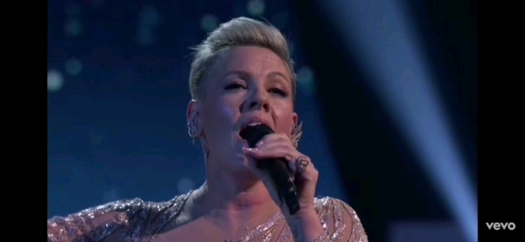 [图]P!nk 粉妈 Hopelessly Devoted To You( Olivia Newton-John Tribute)