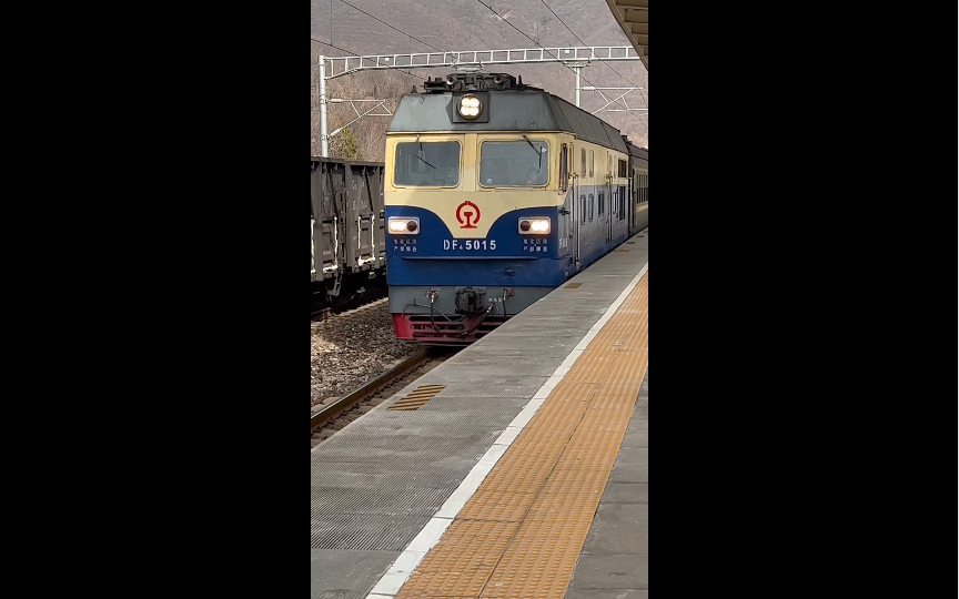 【中国铁路】京局怀段df4d-5015牵引承德-昌平北4472次列车进入黑山寺