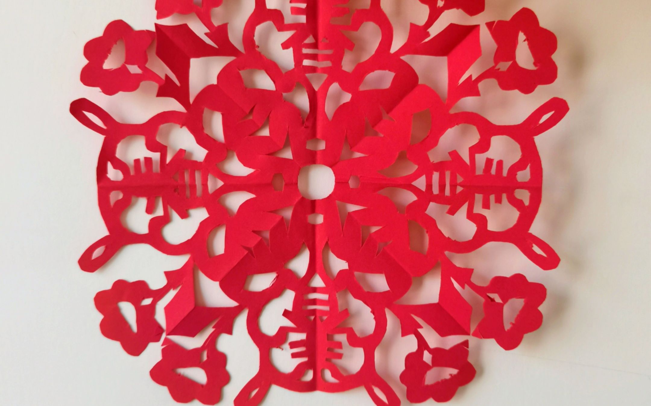 兔年到,好运到,一张红纸一把剪刀,咔嚓咔嚓剪窗花