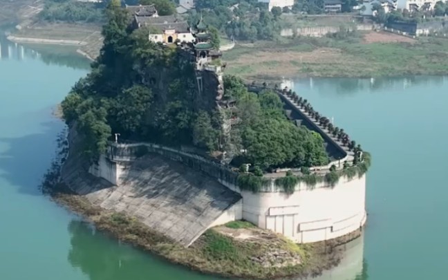 [图]这是一个因三峡库区蓄水而形成的孤岛，被誉为世界上八大奇异建筑之一，屹立江心四百余年！