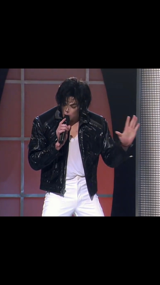 与亚瑟和克里斯·塔克一起表演《你摇滚我的世界》