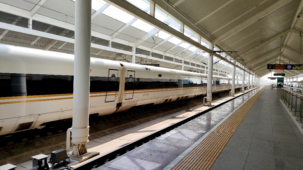 上局上段cr400bf-b担当g6次上海虹桥至北京南达速通过曲阜东站