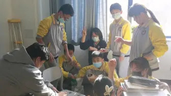 在教室里一起种多肉
