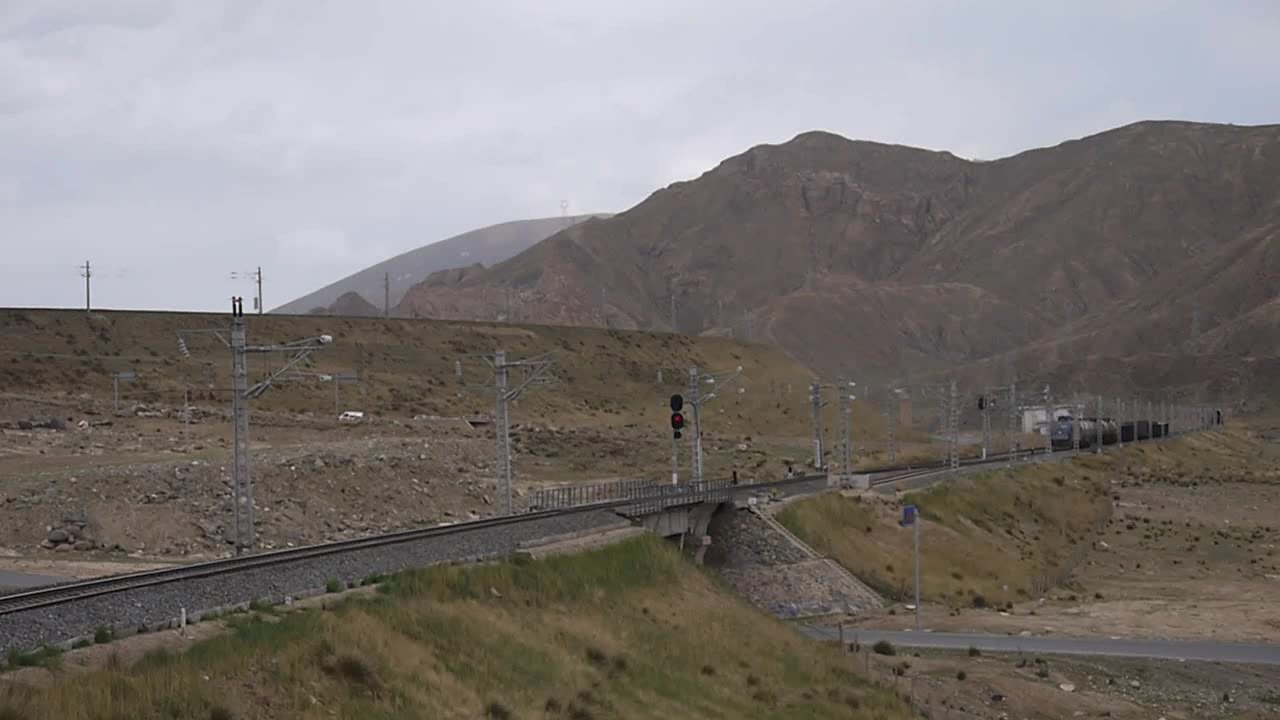 火车迷关角展线群之二郎站上行端s型展线拍摄时遭遇巡线警察