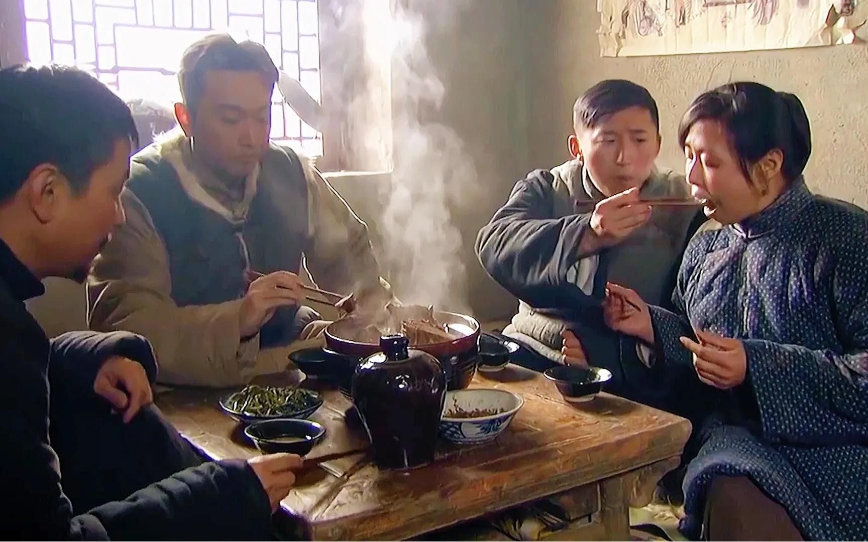 坐炕上吃饭真香场面大锅酱肉吃的贼香赵本山大葱蘸酱喝茅台