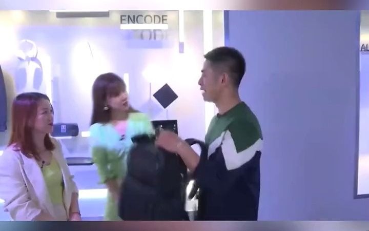 665_徐老师:boss,你背这个好合适哟 #双肩包#encode#高端商务