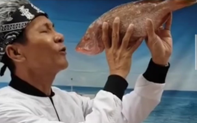 卖鱼哥王雷一展歌喉唱一剪梅