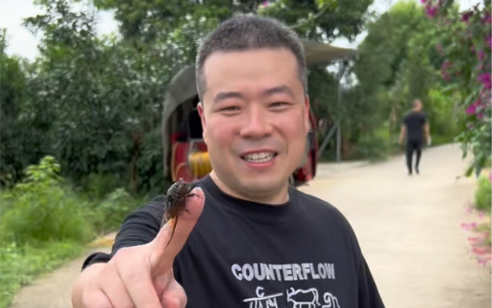 [图]两个男生在一起十七年经历了很多事情，这期间光搬家就差不多有二十次，好在我们马上要搬进自己的房子了，不用再过租房的日子了，开心