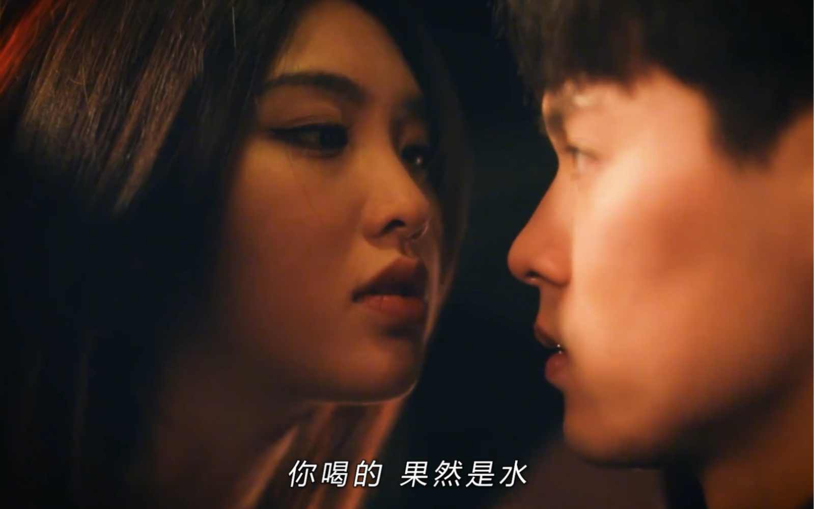 心机霸总和小助理的极限拉扯,假装千杯不醉实则套路女孩,先居后爱,假