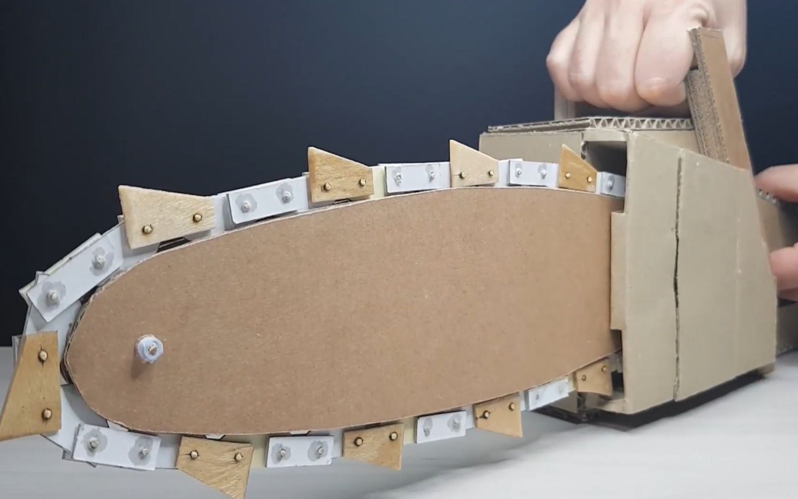 用纸板制作光头强的锯,锯子转动的时候很燃啊