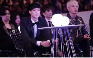 Download Video: LAY&太阳&XIUMIN reaction to IU 表演