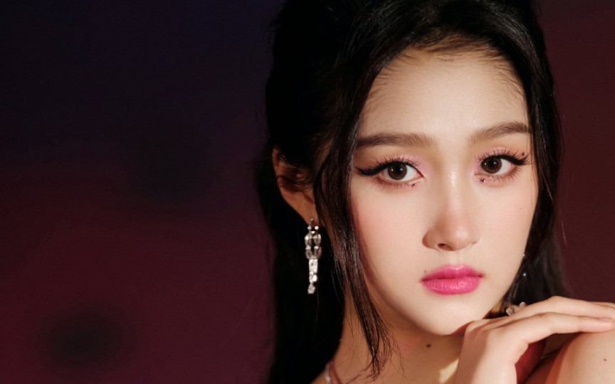 【关晓彤】新年快乐呀,虽然今晚你又一次经历被人恶意p图,被人买黑