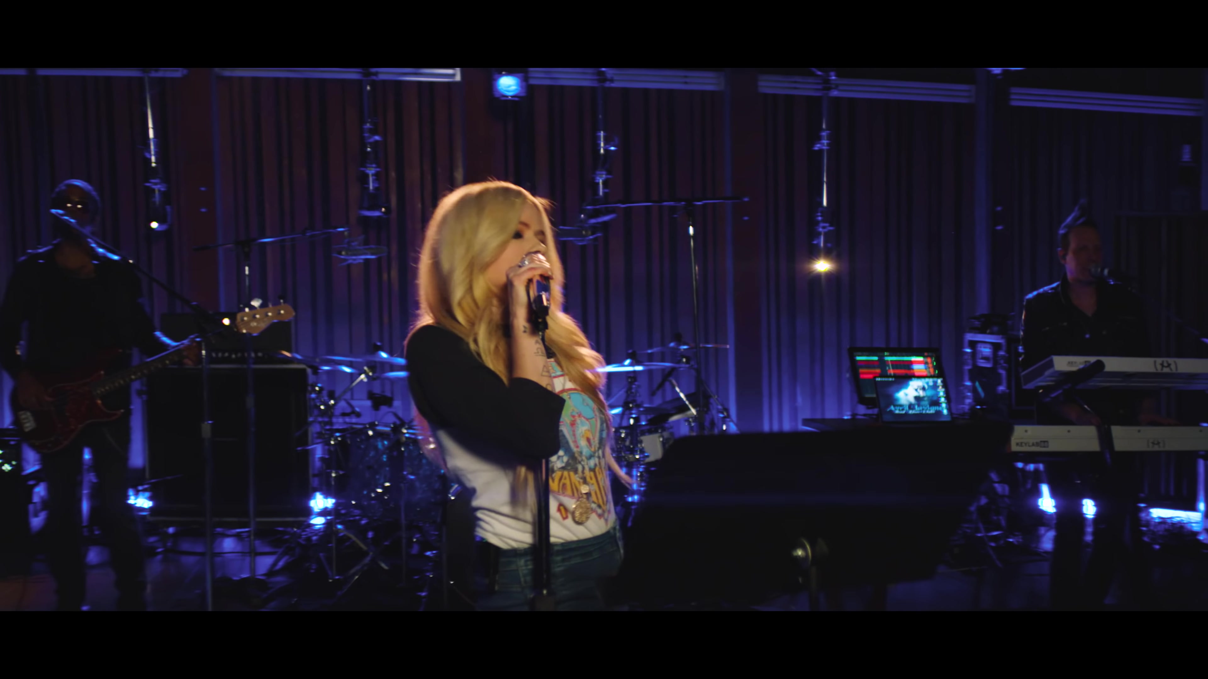 [图]Avril Lavigne “Dumb Blonde” (Live from Honda Stage at Henson Recording Studios)