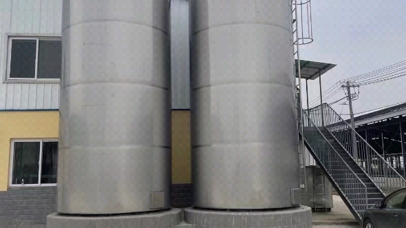 大型立式奶仓#不锈钢双层保温罐#立式冷藏储罐#储奶罐安装效果 力欧