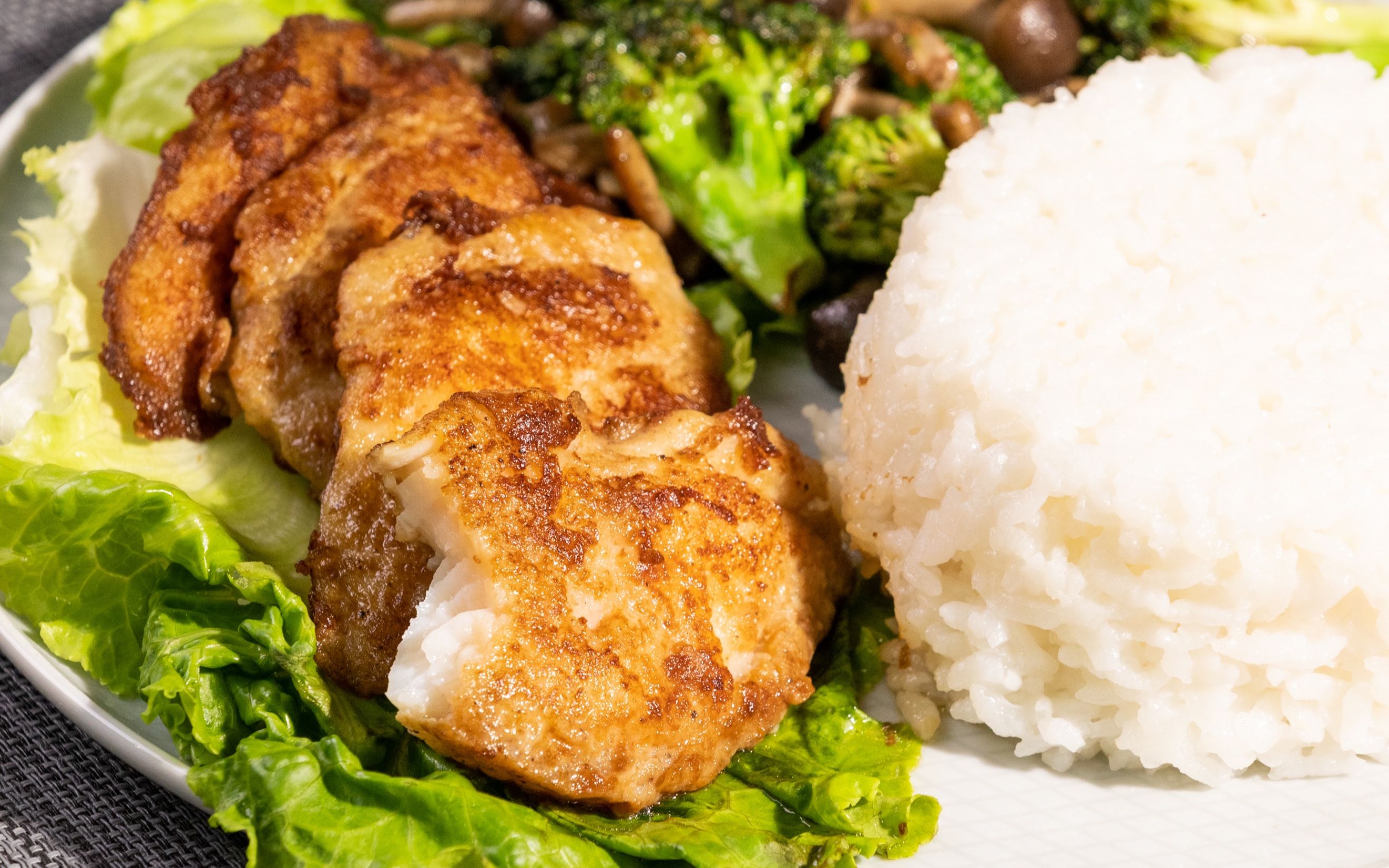 9块钱买的鱼做成鱼排饭,成本不过15元,这在外面吃要好几十吧-365简餐