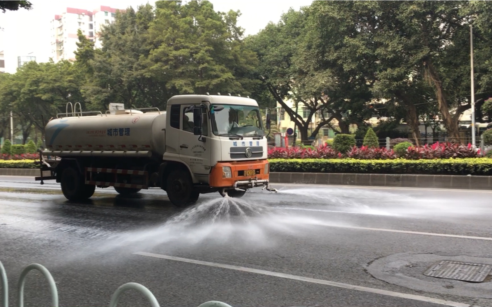 广州 洒水车 道路清洗 20201212