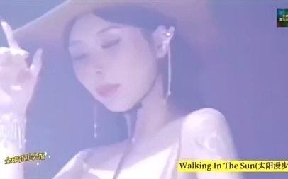 凤舞九天经典开场曲《Walking In The Sun》怀旧经典DJ舞曲(太阳漫步)前奏一响,仿佛回到了从前,带你嗨入青春的感觉 #动感十足 #dj夜店嗨曲哔哩哔...