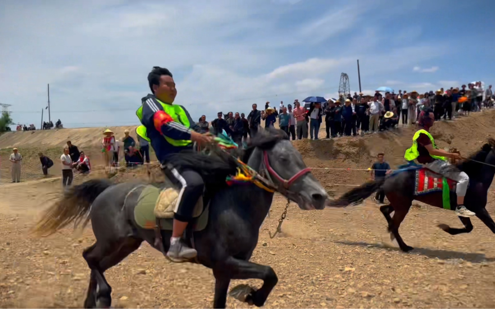 礼县盐官镇首届赛马会 现场.策马奔腾!