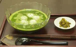 Video herunterladen: 【孤独的美食家】抹茶年糕小豆汤 附赠腌菜
