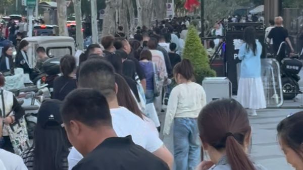 河南新乡。国庆期间大量游客打卡胖东来超市。10月3日下午新乡市胖东来三胖店，队尾需要排队将近三个小时。“排队进超市的队伍大概有一公里” 。#