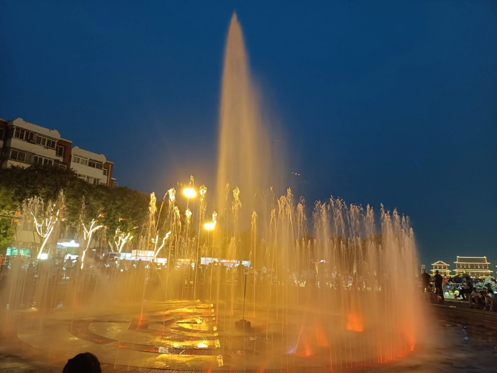 夜景里的喷泉