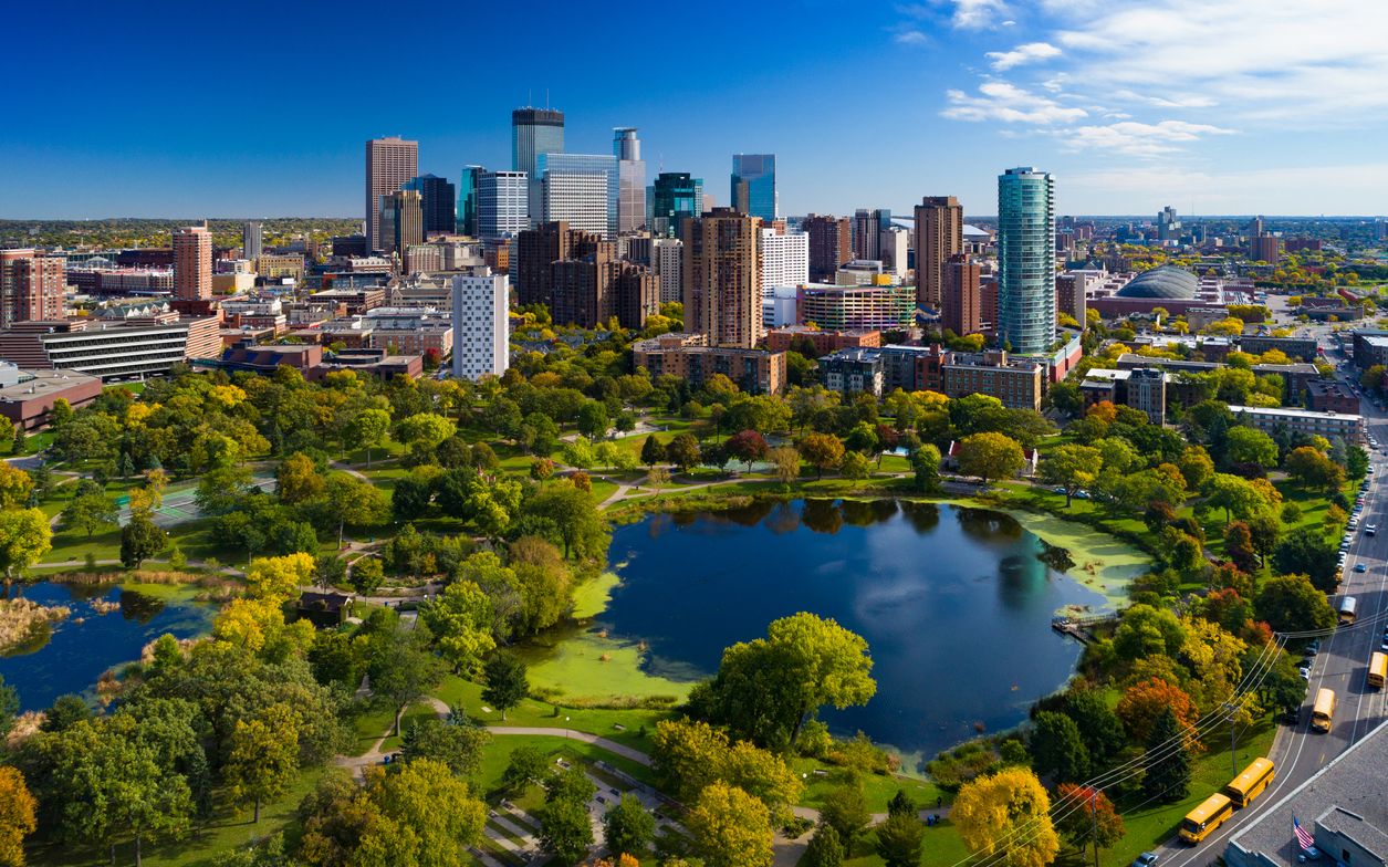 明尼阿波利斯城市 loring pond湖和周围城市建筑航拍