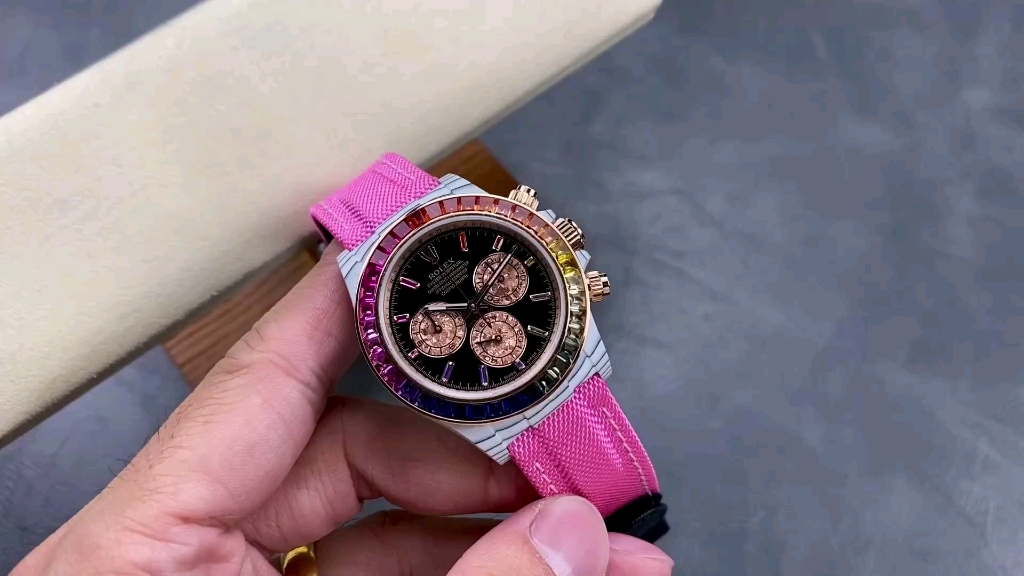 劳力士迪通拿白色碳纤维彩虹圈目前最顶级