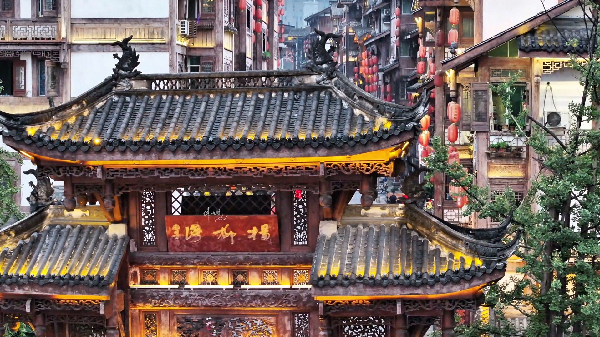 空气中弥漫酒香,是茅台镇独特画卷,承载历史韵味与酒文化的魅力