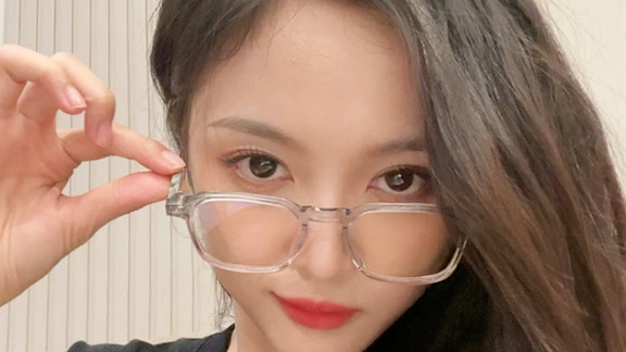 吴宣仪的这个不眨眼挑战是让我不眨眼看三十秒吧