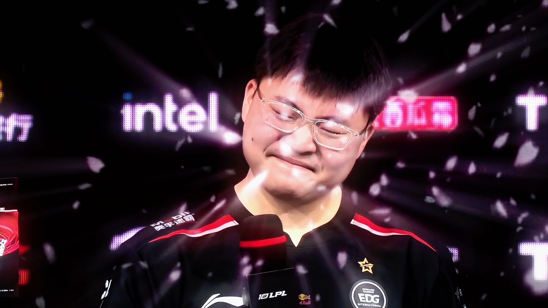 赛后采访uzi落泪,这一路的心酸,复出的压力,只有你