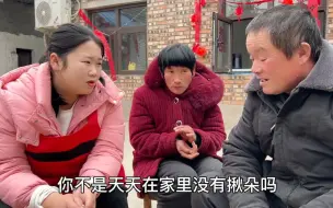 Скачать видео: 婚后一家人去看望76岁姥姥，特意嘱咐她别太劳累，感动的姥姥热泪盈眶