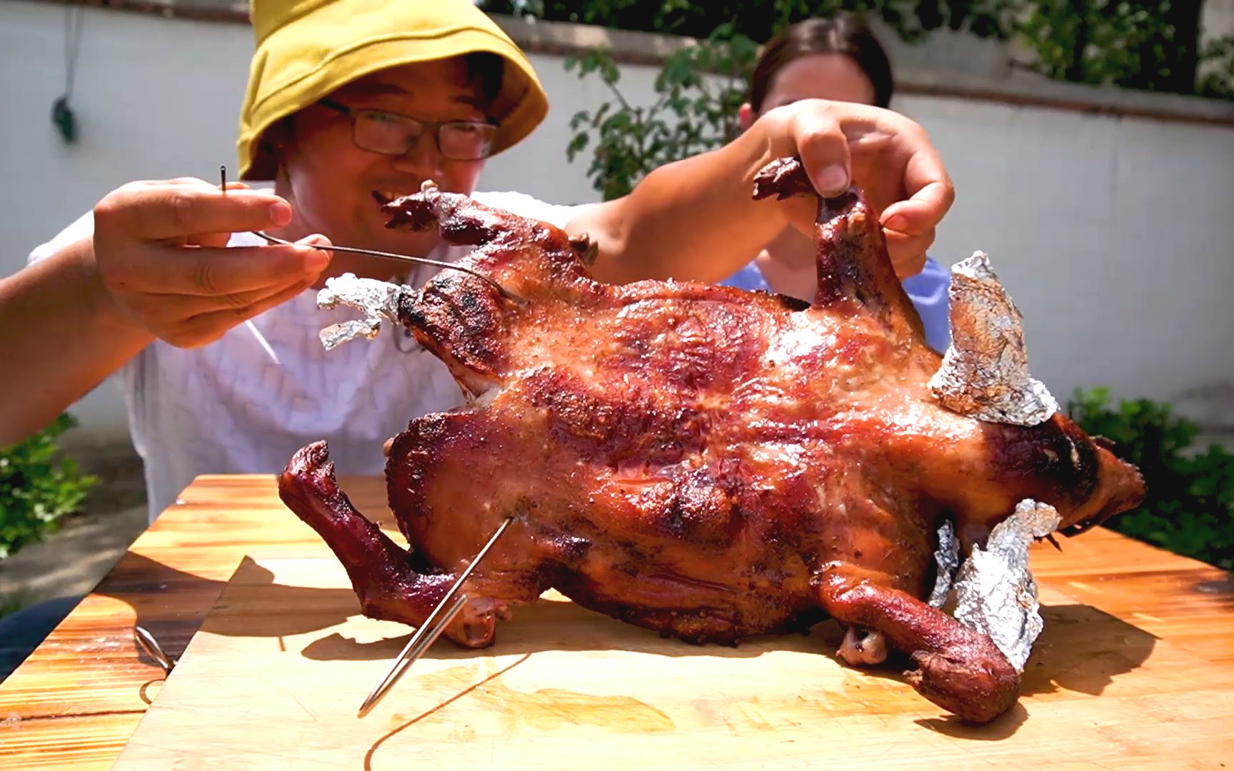 [图]天气燥热，烤个乳猪解馋，小院烧烤配手撕整猪，这感觉太爽了