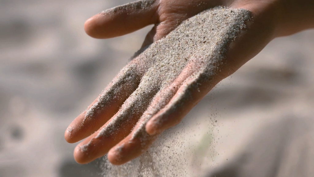 手握沙子伤感图片