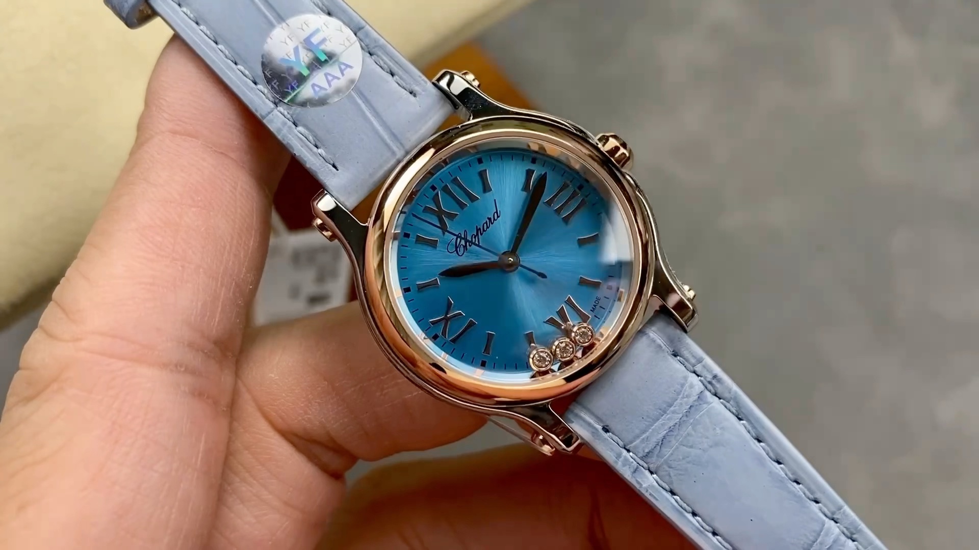 萧邦快乐钻女表30mm石英版本与机械版本有何区别?