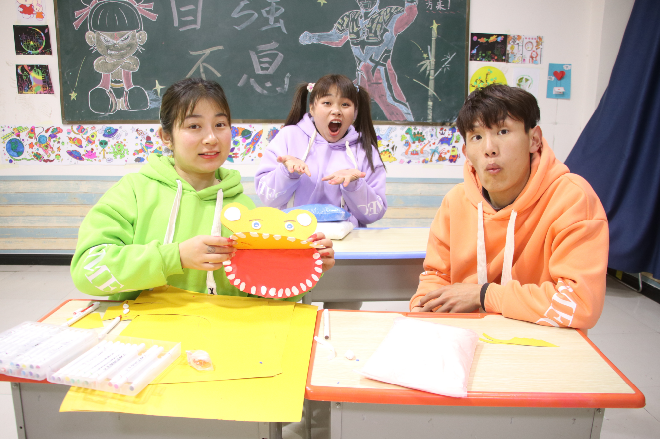 王小九用卡纸自制大嘴怪,加上粘土眼睛和耳朵超级可爱,太好玩了