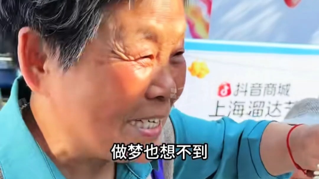 博主李富贵又带乡亲们出门了 坐飞机 游外滩 参加展会“给富贵做个小手工 都能跑到上海”网友:李福贵好样的 河南人的榜样！